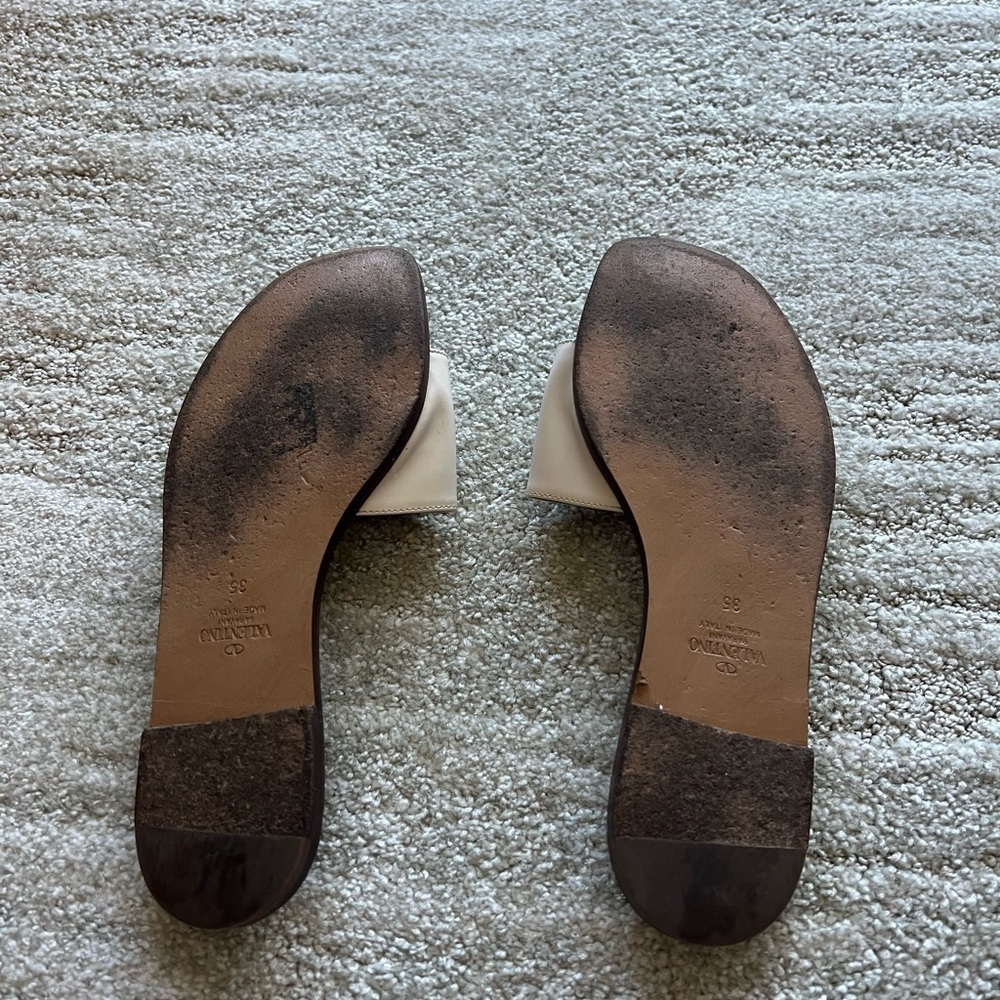 VALENTINO GARAVANI White Leather Cut-Out VLOGO Slides - Picture 7 of 8
